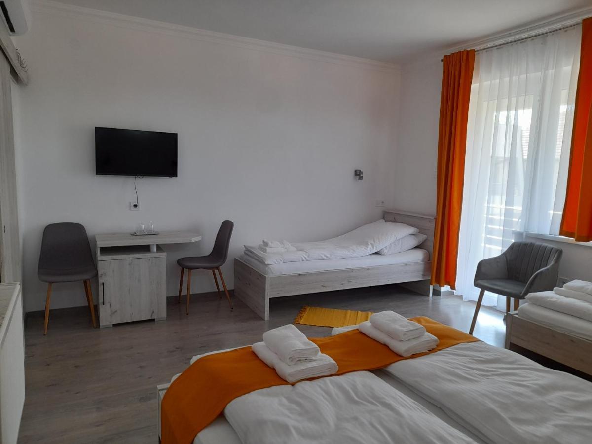 Bed and Breakfast Orion Panzio à Hajdúszoboszló Extérieur photo